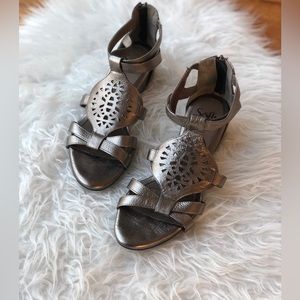 Sofft leather gunmetal laser cutout gray silver wedge sandals sz 8.5